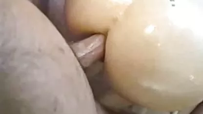 女の子Fucksとの相互作用時のビーチ セックス 動画 カップル